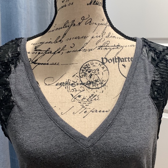 Women’s M Medium Short Sleeve Top Shirt Black Sleeve Detail Robbi & Nikki - Picture 4 of 4